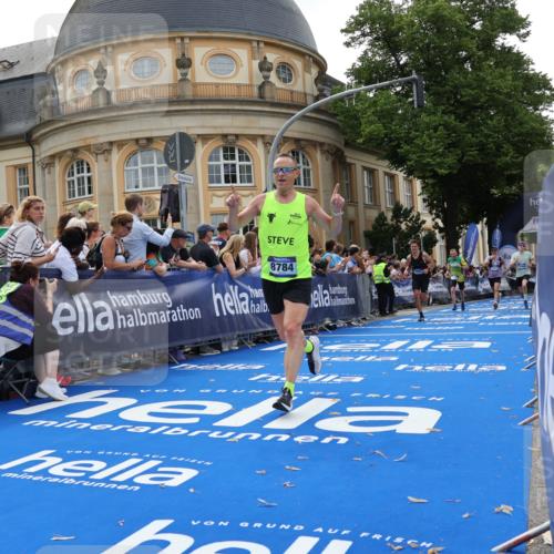 29.06.2025 - hella hamburg halbmarathon Strokosch-Dieckow http://msf.ph/oto/8222951 29.06.2025 10:29:35 Ziel 2021, 2180, 6781, 7186, 8784, 9137, 10790, 16818, 17197, 18422, 18699, 19204 meine-sportfotos.de