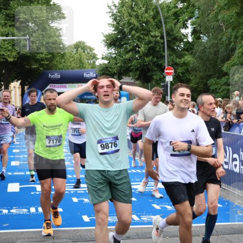 29.06.2025 - hella hamburg halbmarathon Zöllner http://msf.ph/oto/8222988 29.06.2025 10:52:35 Ziel 3715, 6561, 6562, 7178, 7232, 8371, 8661, 9145, 9739, 11791, 13301, 14561, 15001, 15980, 18982 meine-sportfotos.de
