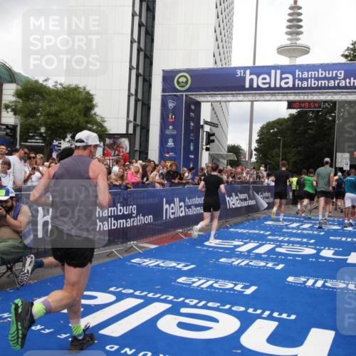 29.06.2025 - hella hamburg halbmarathon Michael Strokosch http://msf.ph/oto/8222989 29.06.2025 10:49:53 Ziel 3543, 4017, 5460, 5894, 6125, 8455, 9126, 9200, 9551, 9597, 9723, 9924, 11975, 13159, 13463, 14794, 16800, 17282, 17753, 19109, 19122 meine-sportfotos.de