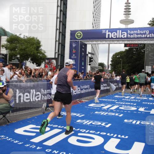 29.06.2025 - hella hamburg halbmarathon Michael Strokosch http://msf.ph/oto/8223001 29.06.2025 10:49:53 Ziel 3543, 4017, 5460, 5894, 6125, 8455, 9126, 9200, 9551, 9597, 9723, 9924, 11975, 13159, 13463, 14794, 16800, 17282, 17753, 19109, 19122 meine-sportfotos.de
