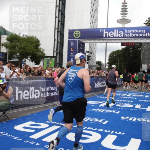 29.06.2025 - hella hamburg halbmarathon Michael Strokosch http://msf.ph/oto/8223079 29.06.2025 10:49:55 Ziel 2540, 4017, 5460, 6125, 8455, 9126, 9200, 9491, 9597, 9924, 11975, 12527, 13463, 16800, 16887, 17753, 19109, 19122 meine-sportfotos.de