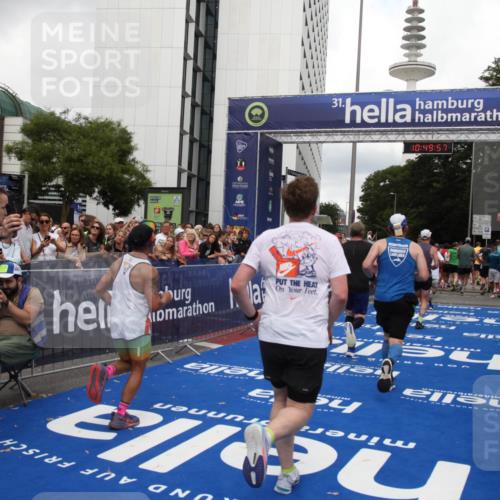 29.06.2025 - hella hamburg halbmarathon Michael Strokosch http://msf.ph/oto/8223102 29.06.2025 10:49:56 Ziel 2540, 4017, 5460, 8454, 8455, 9126, 9200, 9491, 9597, 11975, 12527, 12733, 13463, 16732, 16800, 16887, 19109, 19122 meine-sportfotos.de