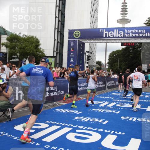 29.06.2025 - hella hamburg halbmarathon Michael Strokosch http://msf.ph/oto/8223179 29.06.2025 10:49:57 Ziel 2540, 4017, 5460, 8454, 8455, 9126, 9200, 9491, 9597, 11975, 12527, 12733, 13463, 16716, 16732, 16800, 16887, 19109, 19122 meine-sportfotos.de
