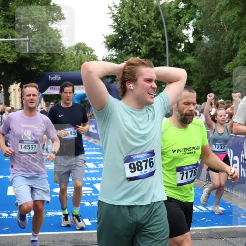 29.06.2025 - hella hamburg halbmarathon Zöllner http://msf.ph/oto/8223217 29.06.2025 10:52:37 Ziel 2670, 3715, 3952, 6561, 6562, 7232, 9145, 9739, 11689, 12450, 13051, 13301, 14561, 15001, 15980, 18982 meine-sportfotos.de