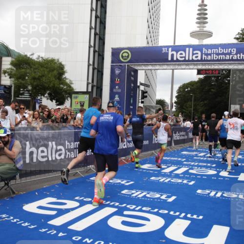 29.06.2025 - hella hamburg halbmarathon Michael Strokosch http://msf.ph/oto/8223223 29.06.2025 10:49:57 Ziel 2540, 4017, 5460, 8454, 8455, 9126, 9200, 9491, 9597, 11975, 12527, 12733, 13463, 16716, 16732, 16800, 16887, 19109, 19122 meine-sportfotos.de
