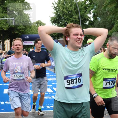 29.06.2025 - hella hamburg halbmarathon Zöllner http://msf.ph/oto/8223265 29.06.2025 10:52:37 Ziel 2670, 3715, 3952, 6561, 6562, 7232, 9145, 9739, 11689, 12450, 13051, 13301, 14561, 15001, 15980, 18982 meine-sportfotos.de
