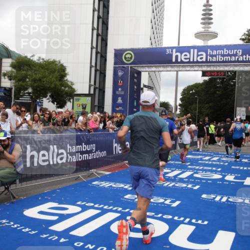 29.06.2025 - hella hamburg halbmarathon Michael Strokosch http://msf.ph/oto/8223278 29.06.2025 10:49:58 Ziel 2540, 4017, 5460, 8454, 8455, 9126, 9200, 9491, 9597, 12527, 12733, 13463, 16716, 16732, 16800, 16887, 19109, 19122 meine-sportfotos.de
