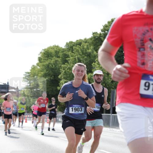 29.06.2025 - hella hamburg halbmarathon Jannik Wohlers http://msf.ph/oto/8223302 29.06.2025 09:51:13 Lombardsbrücke 1520, 1570, 1903, 1920, 2653, 2880, 2972, 3523, 4297, 4634, 4759, 4843, 4865, 4991, 4999, 5375, 5410, 6490, 7092, 7105, 7363, 8346, 8871, 9114, 9364, 10375, 10480, 10669, 10934, 11417, 11959, 12711, 12712, 13196, 13479, 14722, 14861, 15383, 15542, 15828, 15857, 15932, 16281, 16660, 17381, 17382, 17724, 18013, 18539, 18764, 18868, 18970 meine-sportfotos.de