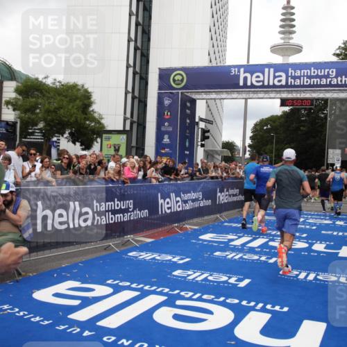 29.06.2025 - hella hamburg halbmarathon Michael Strokosch http://msf.ph/oto/8223314 29.06.2025 10:49:58 Ziel 2540, 4017, 5460, 8454, 8455, 9126, 9200, 9491, 9597, 12527, 12733, 13463, 16716, 16732, 16800, 16887, 19109, 19122 meine-sportfotos.de
