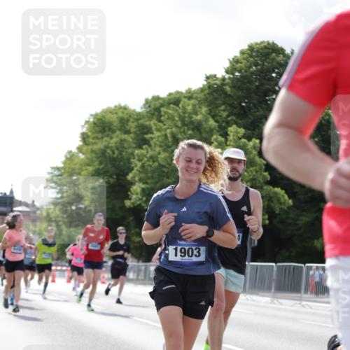 29.06.2025 - hella hamburg halbmarathon Jannik Wohlers http://msf.ph/oto/8223347 29.06.2025 09:51:13 Lombardsbrücke 1520, 1570, 1903, 1920, 2653, 2880, 2972, 3523, 4297, 4634, 4759, 4843, 4865, 4991, 4999, 5375, 5410, 6490, 7092, 7105, 7363, 8346, 8871, 9114, 9364, 10375, 10480, 10669, 10934, 11417, 11959, 12711, 12712, 13196, 13479, 14722, 14861, 15383, 15542, 15828, 15857, 15932, 16281, 16660, 17381, 17382, 17724, 18013, 18539, 18764, 18868, 18970 meine-sportfotos.de