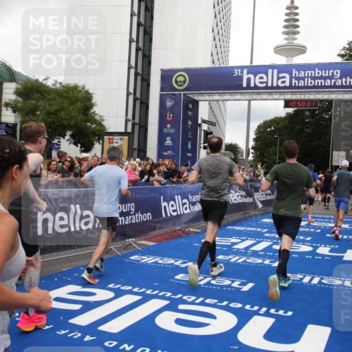 29.06.2025 - hella hamburg halbmarathon Michael Strokosch http://msf.ph/oto/8223350 29.06.2025 10:49:59 Ziel 2540, 3692, 3852, 4017, 5460, 8454, 8455, 9126, 9200, 9491, 9597, 12527, 12733, 13463, 16716, 16732, 16800, 16887, 19109, 19122 meine-sportfotos.de