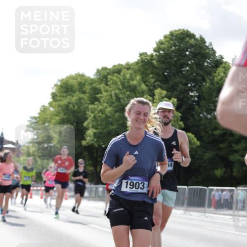 29.06.2025 - hella hamburg halbmarathon Jannik Wohlers http://msf.ph/oto/8223384 29.06.2025 09:51:13 Lombardsbrücke 1520, 1570, 1903, 1920, 2653, 2880, 2972, 3523, 4297, 4634, 4759, 4843, 4865, 4991, 4999, 5375, 5410, 6490, 7092, 7105, 7363, 8346, 8871, 9114, 9364, 10375, 10480, 10669, 10934, 11417, 11959, 12711, 12712, 13196, 13479, 14722, 14861, 15383, 15542, 15828, 15857, 15932, 16281, 16660, 17381, 17382, 17724, 18013, 18539, 18764, 18868, 18970 meine-sportfotos.de