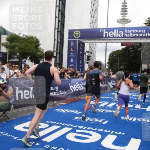 29.06.2025 - hella hamburg halbmarathon Michael Strokosch http://msf.ph/oto/8223397 29.06.2025 10:50:01 Ziel 2540, 3692, 3852, 7100, 7657, 8454, 8455, 9213, 9491, 9597, 12271, 12527, 12733, 13225, 13758, 16716, 16732, 16887, 19109, 19112 meine-sportfotos.de
