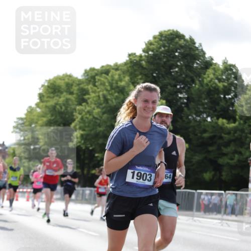 29.06.2025 - hella hamburg halbmarathon Jannik Wohlers http://msf.ph/oto/8223401 29.06.2025 09:51:13 Lombardsbrücke 1520, 1570, 1903, 1920, 2653, 2880, 2972, 3523, 4297, 4634, 4759, 4843, 4865, 4991, 4999, 5375, 5410, 6490, 7092, 7105, 7363, 8346, 8871, 9114, 9364, 10375, 10480, 10669, 10934, 11417, 11959, 12711, 12712, 13196, 13479, 14722, 14861, 15383, 15542, 15828, 15857, 15932, 16281, 16660, 17381, 17382, 17724, 18013, 18539, 18764, 18868, 18970 meine-sportfotos.de