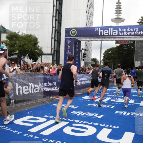 29.06.2025 - hella hamburg halbmarathon Michael Strokosch http://msf.ph/oto/8223408 29.06.2025 10:50:01 Ziel 2540, 3692, 3852, 7100, 7657, 8454, 8455, 9213, 9491, 9597, 12271, 12527, 12733, 13225, 13758, 16716, 16732, 16887, 19109, 19112 meine-sportfotos.de
