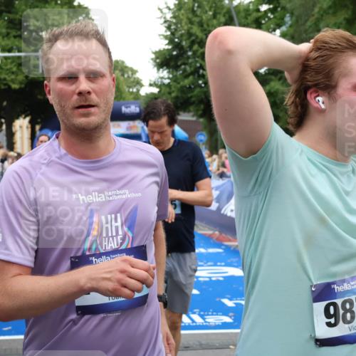 29.06.2025 - hella hamburg halbmarathon Zöllner http://msf.ph/oto/8223417 29.06.2025 10:52:38 Ziel 2346, 2670, 3952, 6561, 6562, 7232, 9739, 10115, 11689, 12450, 13051, 13301, 15001, 15980, 18982 meine-sportfotos.de