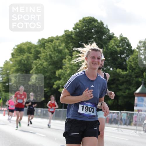 29.06.2025 - hella hamburg halbmarathon Jannik Wohlers http://msf.ph/oto/8223436 29.06.2025 09:51:14 Lombardsbrücke 1520, 1570, 1903, 1920, 2653, 2880, 2972, 3523, 4297, 4634, 4759, 4843, 4865, 4991, 4999, 5375, 5410, 6490, 7092, 7105, 7363, 8346, 8871, 9114, 9364, 10375, 10480, 10669, 10934, 11417, 11959, 12711, 12712, 13196, 13479, 14722, 14861, 15383, 15542, 15828, 15857, 15932, 16281, 16660, 17381, 17382, 17724, 18013, 18356, 18539, 18764, 18868, 18970 meine-sportfotos.de