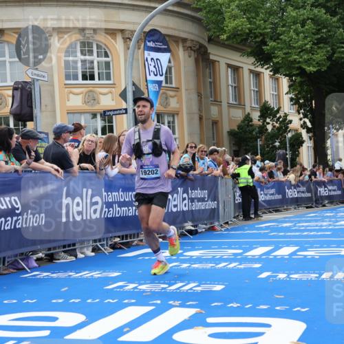 29.06.2025 - hella hamburg halbmarathon Strokosch-Dieckow http://msf.ph/oto/8223463 29.06.2025 10:29:53 Ziel 5308, 15672, 19202 meine-sportfotos.de