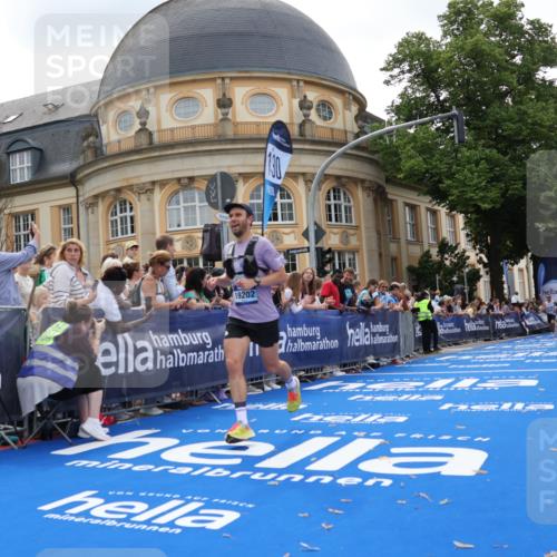 29.06.2025 - hella hamburg halbmarathon Strokosch-Dieckow http://msf.ph/oto/8223497 29.06.2025 10:29:53 Ziel 5308, 15672, 19202 meine-sportfotos.de