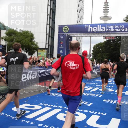29.06.2025 - hella hamburg halbmarathon Michael Strokosch http://msf.ph/oto/8223628 29.06.2025 10:50:05 Ziel 1216, 1321, 2020, 3692, 3852, 7100, 7657, 8454, 9031, 9213, 9303, 12271, 12733, 13225, 13758, 16403, 16716, 16732, 18884, 19112 meine-sportfotos.de