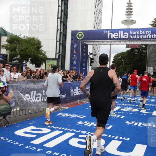 29.06.2025 - hella hamburg halbmarathon Michael Strokosch http://msf.ph/oto/8223787 29.06.2025 10:50:06 Ziel 1216, 1321, 2020, 3692, 3852, 7100, 7657, 9031, 9213, 9303, 9965, 12271, 13225, 13758, 16403, 16716, 18884, 19112 meine-sportfotos.de