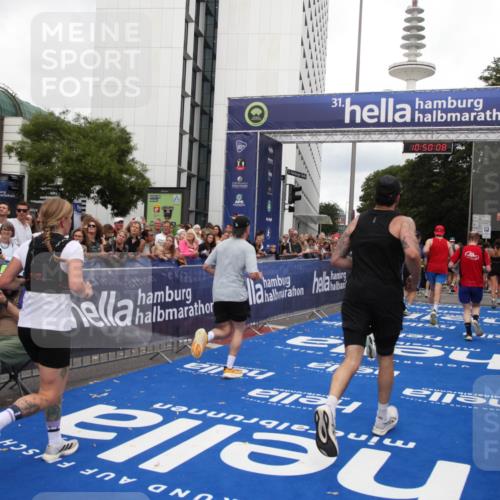 29.06.2025 - hella hamburg halbmarathon Michael Strokosch http://msf.ph/oto/8223791 29.06.2025 10:50:07 Ziel 1216, 1321, 1507, 2020, 3562, 3692, 3852, 7100, 7657, 9031, 9213, 9303, 9965, 12203, 12271, 13225, 13758, 14257, 16403, 18228, 18657, 18658, 18884, 19112 meine-sportfotos.de