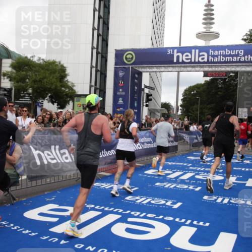 29.06.2025 - hella hamburg halbmarathon Michael Strokosch http://msf.ph/oto/8223822 29.06.2025 10:50:08 Ziel 1216, 1321, 1507, 2020, 3562, 3692, 3852, 7100, 7657, 8313, 9031, 9213, 9303, 9965, 12203, 12271, 13225, 13282, 13758, 14257, 16403, 18228, 18657, 18658, 18884, 19112 meine-sportfotos.de