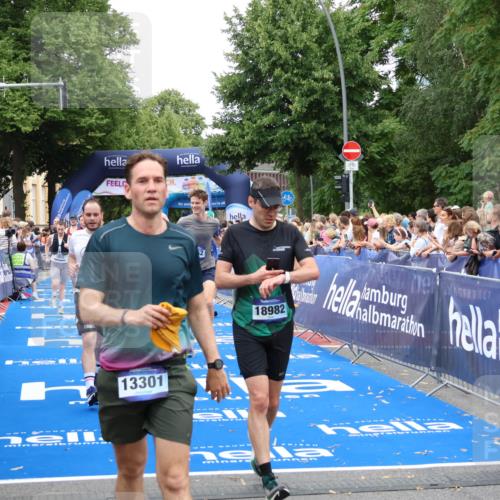 29.06.2025 - hella hamburg halbmarathon Zöllner http://msf.ph/oto/8223887 29.06.2025 10:52:41 Ziel 2346, 2670, 3952, 5116, 6561, 6562, 7475, 9739, 9869, 10115, 11459, 11689, 12450, 13051, 13301, 14122, 15001, 18982 meine-sportfotos.de