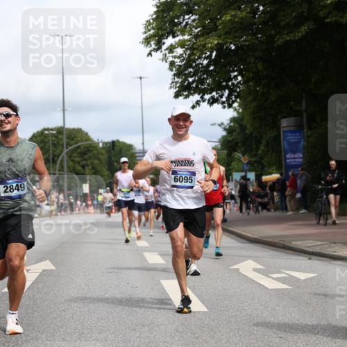 29.06.2025 - hella hamburg halbmarathon Yannick Fuchs http://msf.ph/oto/8223929 29.06.2025 10:33:15 20KM 1710, 2262, 2296, 2719, 2849, 2980, 3014, 3431, 4148, 5091, 5248, 6095, 6682, 6684, 7110, 8091, 9403, 10218, 11049, 11055, 11281, 11282, 11379, 12137, 12915, 13755, 13800, 14905, 15372, 16075, 16280, 17154, 17623, 17646, 17722, 18761, 19004, 19151 meine-sportfotos.de