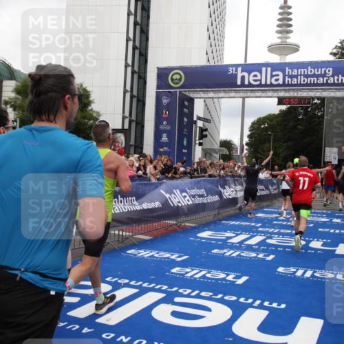 29.06.2025 - hella hamburg halbmarathon Michael Strokosch http://msf.ph/oto/8224001 29.06.2025 10:50:10 Ziel 1216, 1321, 1507, 2020, 3296, 3562, 7176, 7657, 8313, 9031, 9303, 9965, 12203, 13225, 13282, 13758, 14257, 16403, 18228, 18657, 18658, 18884 meine-sportfotos.de