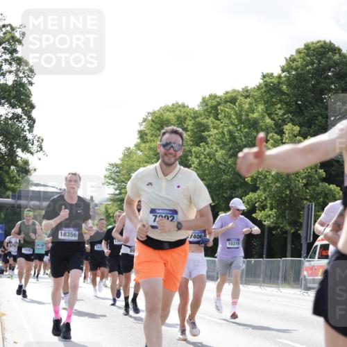 29.06.2025 - hella hamburg halbmarathon Jannik Wohlers http://msf.ph/oto/8224048 29.06.2025 09:51:20 Lombardsbrücke 1520, 1570, 1903, 2653, 2880, 3437, 4297, 4634, 4843, 4865, 4991, 5375, 5410, 6490, 7092, 7105, 7363, 8346, 8871, 8900, 9114, 9364, 10319, 10375, 10480, 10669, 10934, 11021, 11417, 11714, 12623, 12711, 12712, 13183, 13196, 13479, 14346, 14722, 14861, 15185, 15542, 15828, 15932, 16281, 16503, 16660, 17381, 17382, 17406, 18049, 18356, 18539, 18764 meine-sportfotos.de