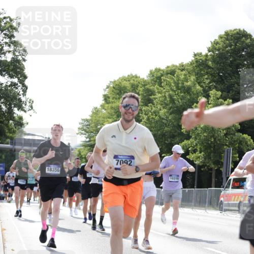 29.06.2025 - hella hamburg halbmarathon Jannik Wohlers http://msf.ph/oto/8224066 29.06.2025 09:51:20 Lombardsbrücke 1520, 1570, 1903, 2653, 2880, 3437, 4297, 4634, 4843, 4865, 4991, 5375, 5410, 6490, 7092, 7105, 7363, 8346, 8871, 8900, 9114, 9364, 10319, 10375, 10480, 10669, 10934, 11021, 11417, 11714, 12623, 12711, 12712, 13183, 13196, 13479, 14346, 14722, 14861, 15185, 15542, 15828, 15932, 16281, 16503, 16660, 17381, 17382, 17406, 18049, 18356, 18539, 18764 meine-sportfotos.de