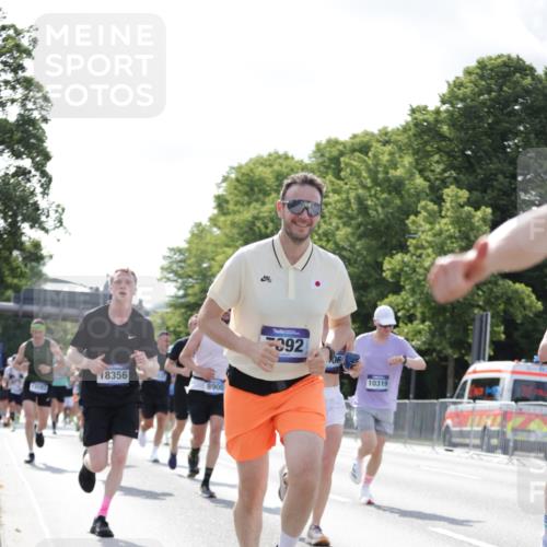 29.06.2025 - hella hamburg halbmarathon Jannik Wohlers http://msf.ph/oto/8224134 29.06.2025 09:51:20 Lombardsbrücke 1520, 1570, 1903, 2653, 2880, 3437, 4297, 4634, 4843, 4865, 4991, 5375, 5410, 6490, 7092, 7105, 7363, 8346, 8871, 8900, 9114, 9364, 10319, 10375, 10480, 10669, 10934, 11021, 11417, 11714, 12623, 12711, 12712, 13183, 13196, 13479, 14346, 14722, 14861, 15185, 15542, 15828, 15932, 16281, 16503, 16660, 17381, 17382, 17406, 18049, 18356, 18539, 18764 meine-sportfotos.de