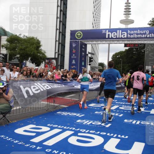 29.06.2025 - hella hamburg halbmarathon Michael Strokosch http://msf.ph/oto/8224138 29.06.2025 10:50:12 Ziel 1119, 1216, 1507, 2020, 3296, 3562, 7176, 8313, 9031, 9303, 9965, 11607, 12203, 12235, 13282, 14257, 16403, 18228, 18657, 18658, 18884 meine-sportfotos.de