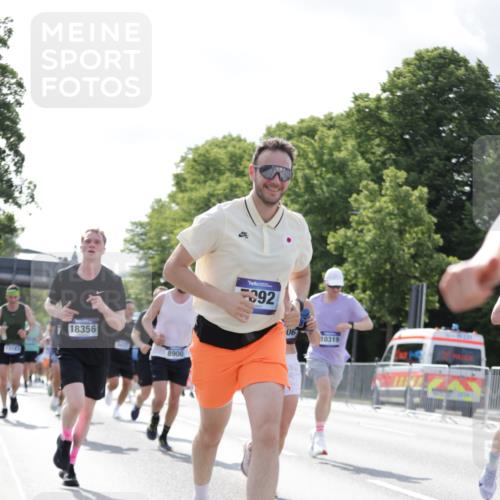 29.06.2025 - hella hamburg halbmarathon Jannik Wohlers http://msf.ph/oto/8224169 29.06.2025 09:51:20 Lombardsbrücke 1520, 1570, 1903, 2653, 2880, 3437, 4297, 4634, 4843, 4865, 4991, 5375, 5410, 6490, 7092, 7105, 7363, 8346, 8871, 8900, 9114, 9364, 10319, 10375, 10480, 10669, 10934, 11021, 11417, 11714, 12623, 12711, 12712, 13183, 13196, 13479, 14346, 14722, 14861, 15185, 15542, 15828, 15932, 16281, 16503, 16660, 17381, 17382, 17406, 18049, 18356, 18539, 18764 meine-sportfotos.de