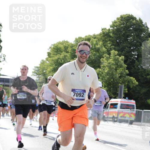 29.06.2025 - hella hamburg halbmarathon Jannik Wohlers http://msf.ph/oto/8224202 29.06.2025 09:51:20 Lombardsbrücke 1520, 1570, 1903, 2653, 2880, 3437, 4297, 4634, 4843, 4865, 4991, 5375, 5410, 6490, 7092, 7105, 7363, 8346, 8871, 8900, 9114, 9364, 10319, 10375, 10480, 10669, 10934, 11021, 11417, 11714, 12623, 12711, 12712, 13183, 13196, 13479, 14346, 14722, 14861, 15185, 15542, 15828, 15932, 16281, 16503, 16660, 17381, 17382, 17406, 18049, 18356, 18539, 18764 meine-sportfotos.de