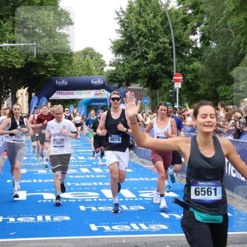 29.06.2025 - hella hamburg halbmarathon Zöllner http://msf.ph/oto/8224236 29.06.2025 10:52:44 Ziel 2287, 2346, 2670, 3952, 3999, 5116, 7475, 9869, 10115, 11459, 11689, 12450, 12482, 13051, 14122, 16467, 18331 meine-sportfotos.de