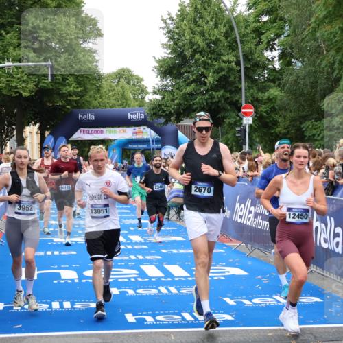 29.06.2025 - hella hamburg halbmarathon Zöllner http://msf.ph/oto/8224303 29.06.2025 10:52:44 Ziel 2287, 2346, 2670, 3952, 3999, 5116, 7475, 9869, 10115, 11459, 11689, 12450, 12482, 13051, 14122, 16467, 18331 meine-sportfotos.de