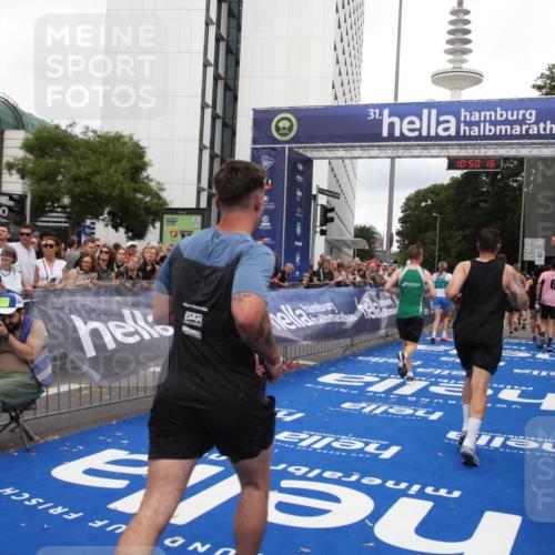 29.06.2025 - hella hamburg halbmarathon Michael Strokosch http://msf.ph/oto/8224317 29.06.2025 10:50:15 Ziel 1119, 1507, 3296, 3562, 7176, 7930, 7932, 8313, 9965, 10371, 11607, 12203, 12235, 13282, 14257, 15620, 18228, 18657, 18658, 18811, 19040 meine-sportfotos.de