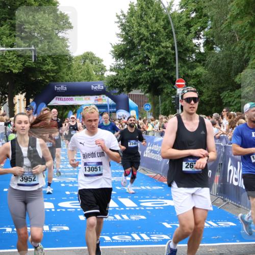 29.06.2025 - hella hamburg halbmarathon Zöllner http://msf.ph/oto/8224378 29.06.2025 10:52:45 Ziel 2287, 2346, 2670, 3952, 3999, 5116, 5194, 7475, 9869, 10115, 11459, 11689, 12450, 12482, 13051, 14122, 14805, 16467, 18331, 19244 meine-sportfotos.de