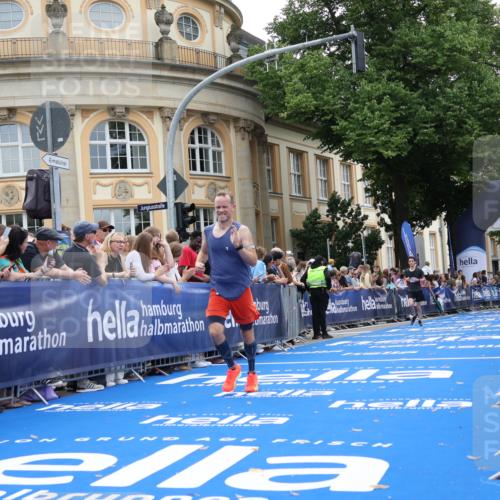 29.06.2025 - hella hamburg halbmarathon Strokosch-Dieckow http://msf.ph/oto/8224437 29.06.2025 10:30:29 Ziel 2460, 2851, 3845, 7231, 8318, 11413, 12049, 15253, 16713 meine-sportfotos.de