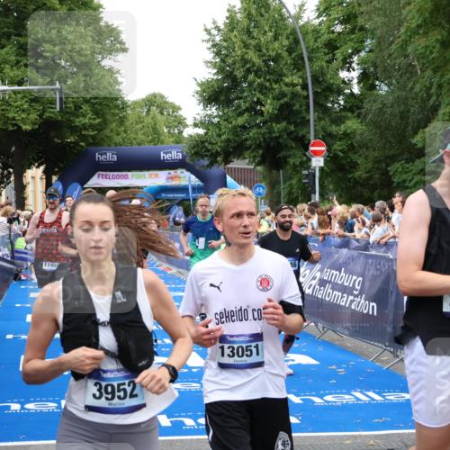 29.06.2025 - hella hamburg halbmarathon Zöllner http://msf.ph/oto/8224460 29.06.2025 10:52:46 Ziel 2287, 2346, 3999, 5116, 5169, 5194, 7475, 8172, 9869, 10115, 11459, 12482, 14122, 14805, 16467, 17198, 18331, 19244 meine-sportfotos.de