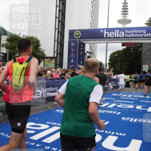 29.06.2025 - hella hamburg halbmarathon Michael Strokosch http://msf.ph/oto/8224514 29.06.2025 10:50:18 Ziel 1119, 3296, 4933, 7176, 7930, 7932, 8921, 10371, 11607, 12235, 13609, 13690, 15620, 16000, 18499, 18811, 19040 meine-sportfotos.de