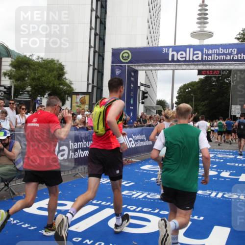 29.06.2025 - hella hamburg halbmarathon Michael Strokosch http://msf.ph/oto/8224522 29.06.2025 10:50:19 Ziel 1119, 3296, 4933, 7176, 7930, 7932, 8921, 10371, 11607, 12235, 12949, 13609, 13690, 15620, 16000, 16242, 18499, 18811, 19040 meine-sportfotos.de
