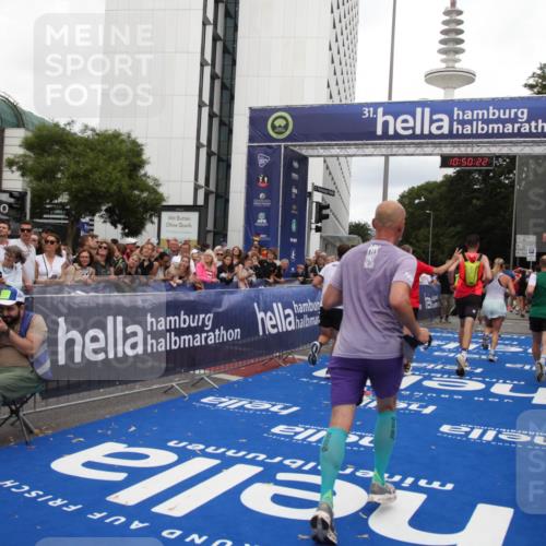 29.06.2025 - hella hamburg halbmarathon Michael Strokosch http://msf.ph/oto/8224610 29.06.2025 10:50:21 Ziel 1119, 4933, 7930, 7932, 8921, 10371, 11607, 12949, 13609, 13690, 14034, 15620, 16000, 16242, 18499, 18811, 19040 meine-sportfotos.de