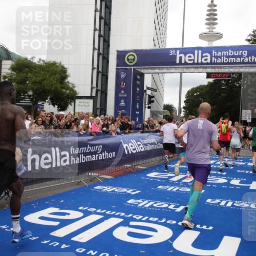 29.06.2025 - hella hamburg halbmarathon Michael Strokosch http://msf.ph/oto/8224658 29.06.2025 10:50:21 Ziel 1119, 4933, 7930, 7932, 8921, 10371, 11607, 12949, 13609, 13690, 14034, 15620, 16000, 16242, 18499, 18811, 19040 meine-sportfotos.de