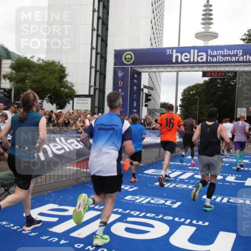 29.06.2025 - hella hamburg halbmarathon Michael Strokosch http://msf.ph/oto/8224891 29.06.2025 10:50:23 Ziel 4247, 4933, 7930, 7932, 8899, 8921, 12949, 13609, 13690, 14034, 15620, 16000, 16242, 18499, 18811, 19040 meine-sportfotos.de