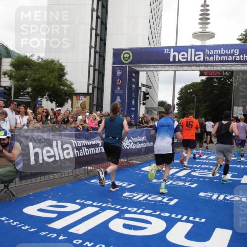 29.06.2025 - hella hamburg halbmarathon Michael Strokosch http://msf.ph/oto/8224952 29.06.2025 10:50:23 Ziel 4247, 4933, 7930, 7932, 8899, 8921, 12949, 13609, 13690, 14034, 15620, 16000, 16242, 18499, 18811, 19040 meine-sportfotos.de
