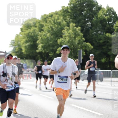 29.06.2025 - hella hamburg halbmarathon Jannik Wohlers http://msf.ph/oto/8224957 29.06.2025 09:51:30 Lombardsbrücke 1312, 1353, 1569, 2653, 3437, 3697, 4991, 5014, 5047, 5129, 5987, 6490, 6700, 6705, 6770, 7092, 7185, 8074, 8346, 8359, 8900, 9358, 10319, 10375, 10691, 10934, 10978, 11021, 11714, 12438, 12623, 12711, 12712, 13183, 14226, 14228, 14346, 14861, 15164, 15185, 15206, 15451, 15846, 15932, 15935, 16052, 16503, 17016, 17403, 17406, 17733, 17911, 18049, 18304, 18330, 18356, 18399, 18772 meine-sportfotos.de