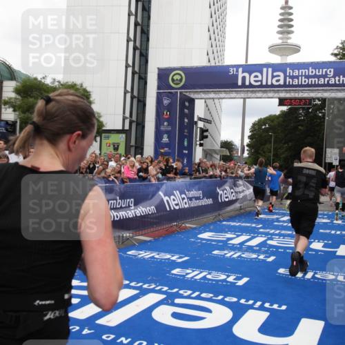 29.06.2025 - hella hamburg halbmarathon Michael Strokosch http://msf.ph/oto/8225012 29.06.2025 10:50:25 Ziel 4247, 4933, 6795, 8899, 8921, 12035, 12949, 13609, 13690, 14034, 16000, 16242, 18499 meine-sportfotos.de